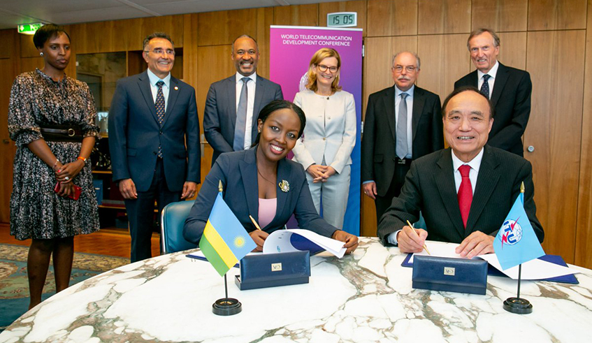Minister for ICT and Innovation Paula Ingabire and Houlin Zhao, Secretary-General of the International Telecommunication Union sign the host country agreement with ITU team on May 26. Courtesy