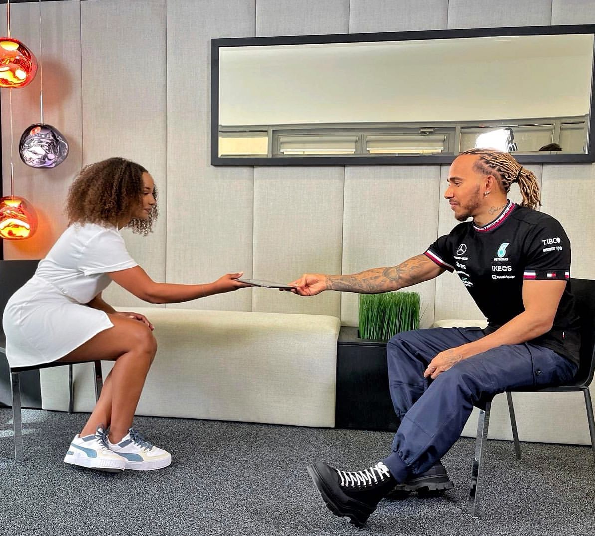 Rwandan Formula One commentator, Naomi Schiff (L), had an interview with F1 icon Lewis Hamilton before the start of the new season in March. Net photo.