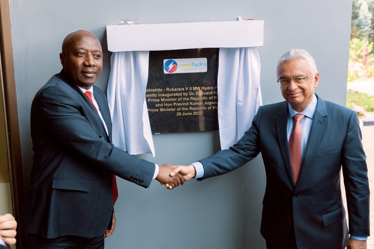 Prime Minister Edouard Ngirente and Pravind Kumar Jugnauth, Prime Minister of the Republic of Mauritius, after unveiling the inauguration plaque.