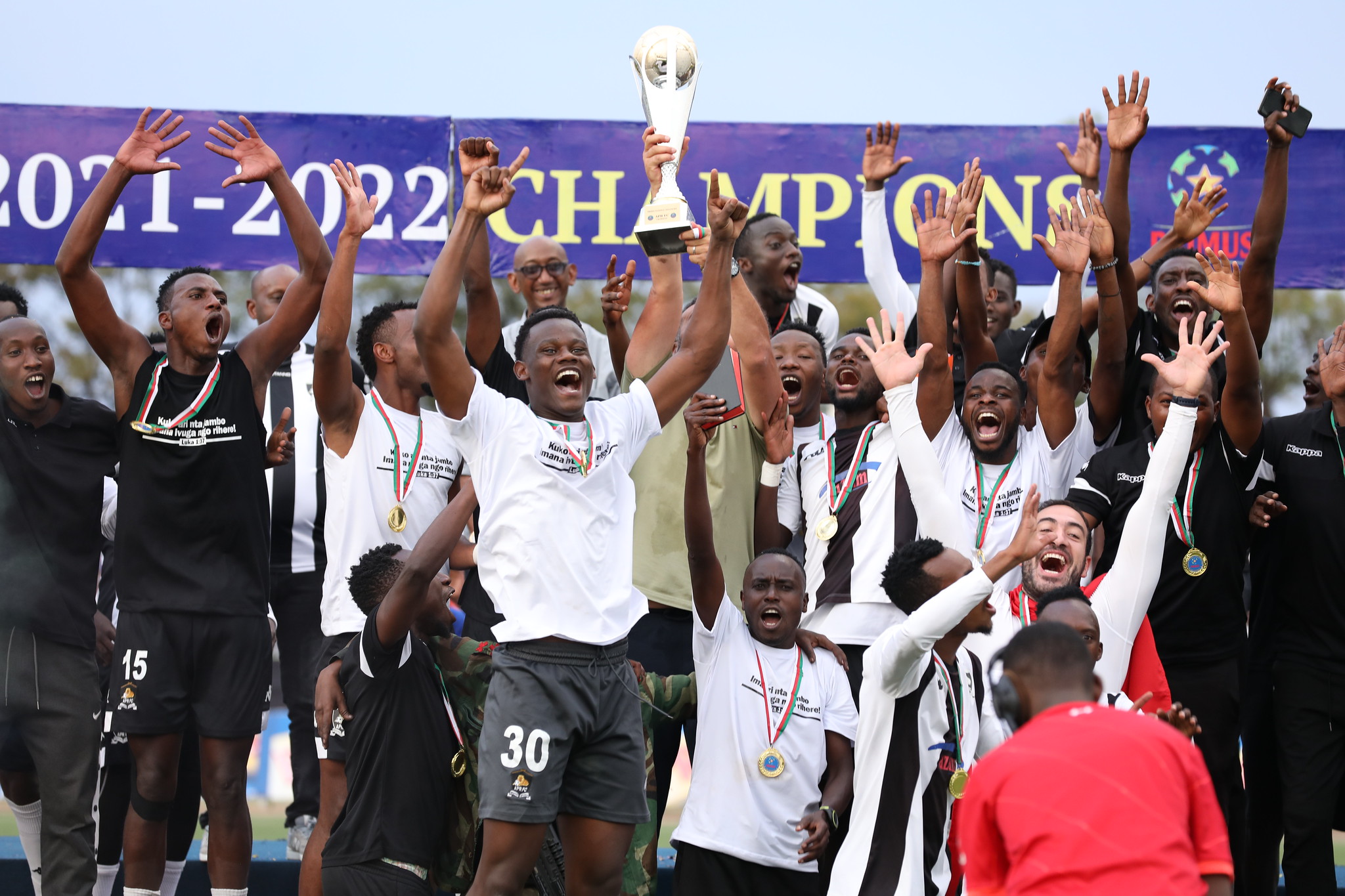 APR FC players celebrate with the trophy after being crowned Rwanda National Football League Winners at Kigali Stadium on June 16, 2022. Photo by Sam Ngendahimana