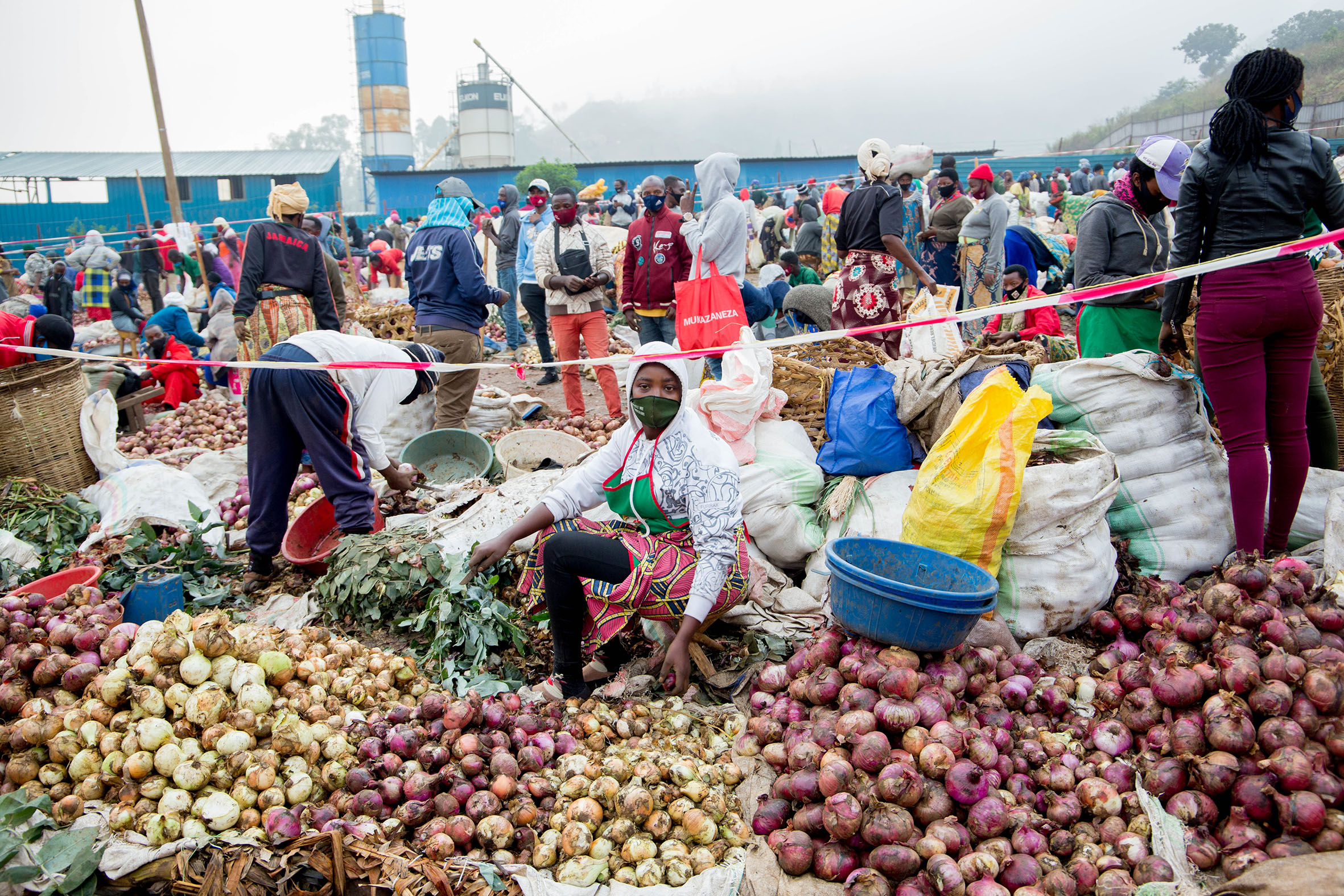 Foodstuff sellers at the Gitikinyoni market on October 2, 2020. Photo: Dan Nsengiyumva.
