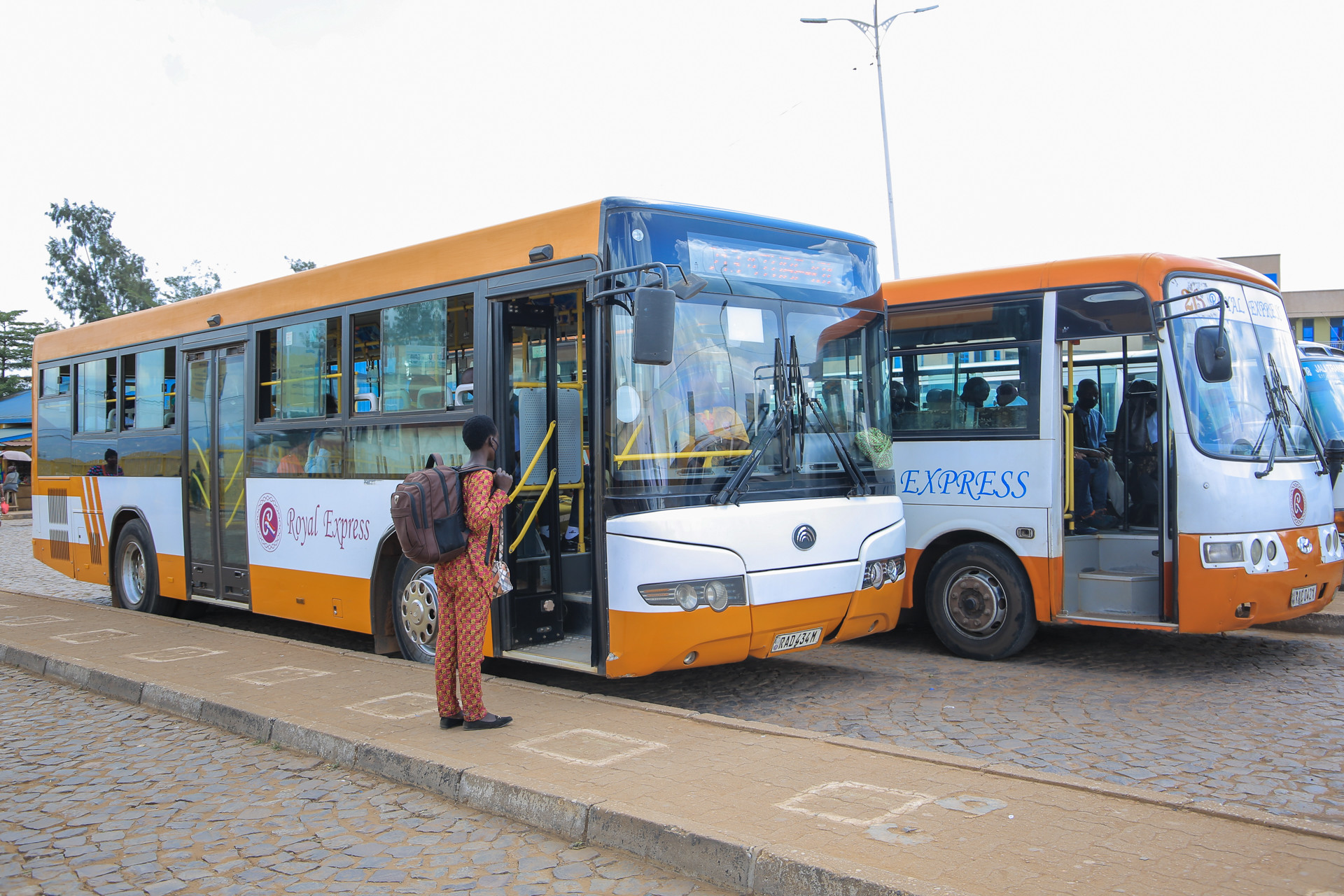 Passengers board buses at Kimironko Taxi park.The association of public transporters  has called for dedicated lanes for public buses in the City of Kigali. Photo by Craish Bahizi