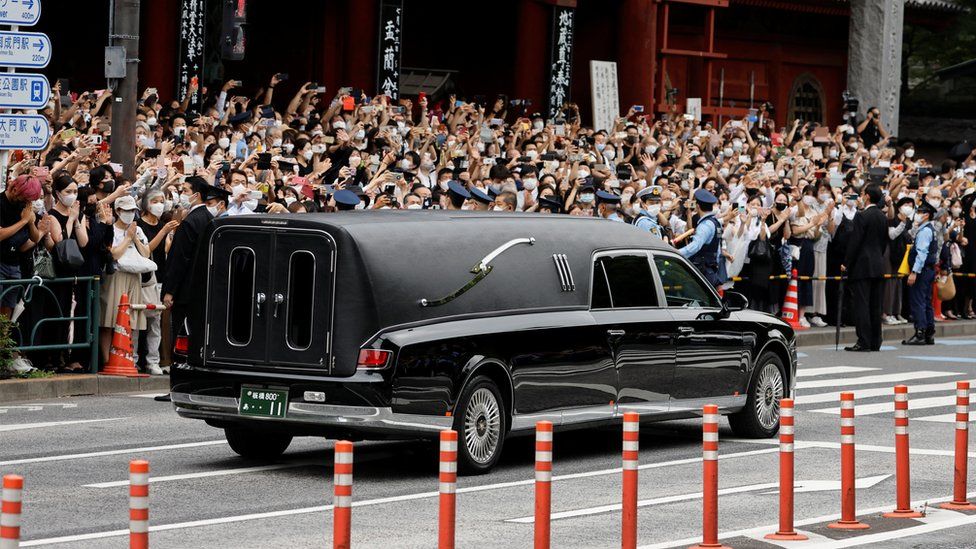 Mourners pay their respects to former Japanese PM Shinzo Abe. 