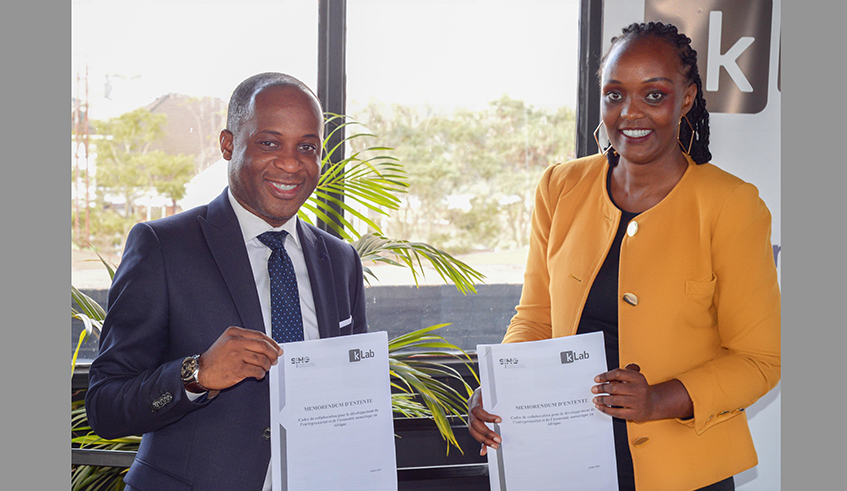 Yannick Ebibie Nze, Director General of Societe Du2019Incubation Numeu0301rique du Gabon (SING) and Yeetah Kamikazi, General Manager of kLab after signing the MoU