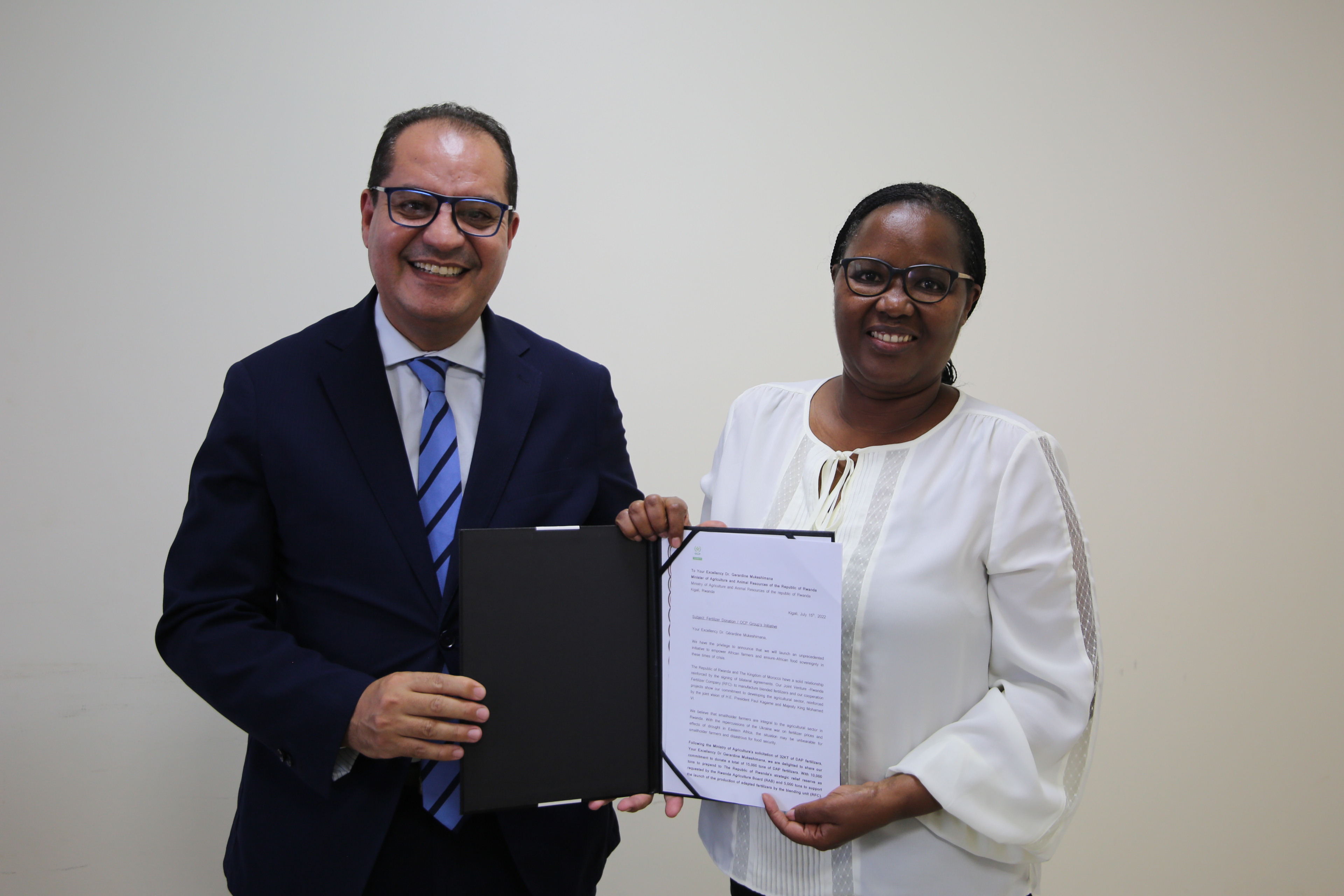 Mohamed Anouar Jamali, the CEO of OCP Africa presents to Agriculture Minister Gerardine Mukeshimana a commitment letter for the DAP fertiliser donation on July 15 in Kigali. 