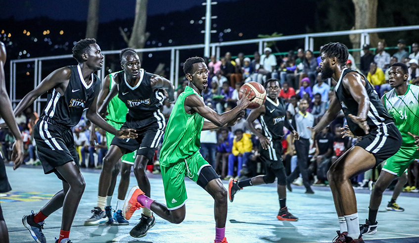 Kigali titans and flame basketball clubs during the two sides' semi-final clash on Tuesday. The former won the tie by 85 to 42. Photos by Dan Nsengiyumva 
