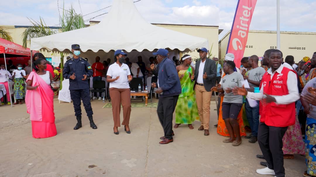 Minister of Local Government Jean Marie Vianney Gatabazi and Minister of ICT ,Paula Ingabire joined residents during the campaign that aims to accelerate cashless adoption across the country,  in Huye district on Friday July 22. Courtesy