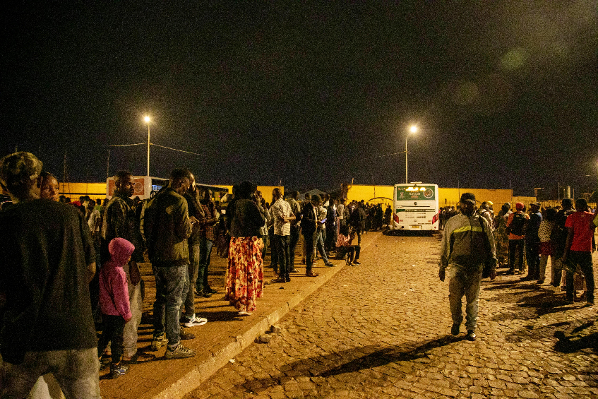 Hundreds of passengers wait for buses at Kimironko taxi park on Tuesday evening. Persistent shortage of public buses means that some commuters wait for over two hours. RURA has issued a rallying call to investors to introduce more buses in a bid to end public transport woes in the City of Kigali. The regulator  has recently announced that at least 500 buses are needed in the capital  to help address the problem. Photo by Willy Mucyo