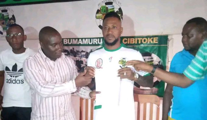 Ally Niyonzima (middle) after being uneviled by his new Burundian football club, Bumamuru FC. Courtesty 
